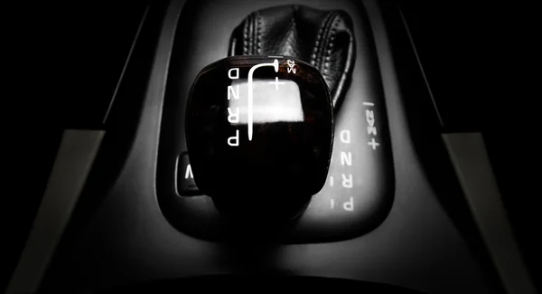 Getriebe auf schwarzem Hintergrund — Stockfoto