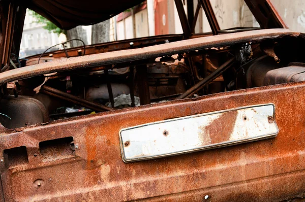 Velho carro enferrujado destruído — Fotografia de Stock