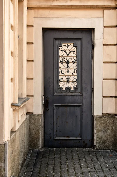 Tmavě šedé starožitné dveře — Stock fotografie