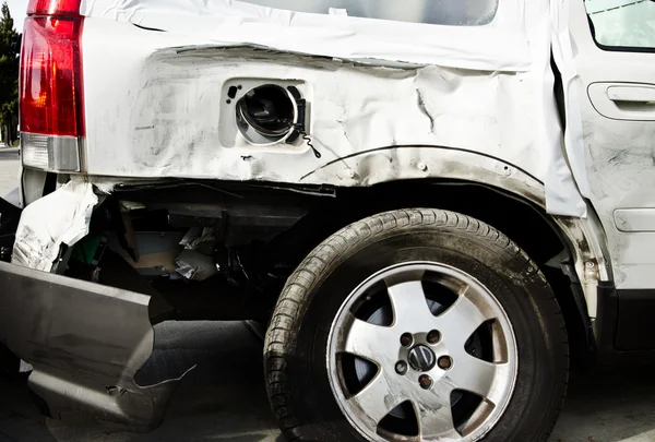 Carro com danos corporais — Fotografia de Stock