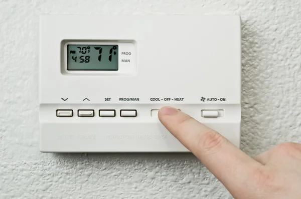 Hand justera termostaten — Stockfoto