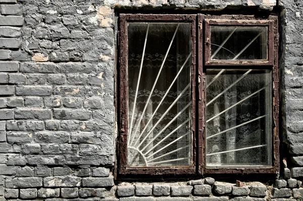 Vieja ventana y pared de ladrillo — Foto de Stock