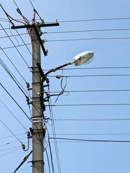 Sloup elektrického vedení a pouliční lampy — Stock fotografie