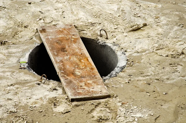 Незащищенный канализационный люк — стоковое фото