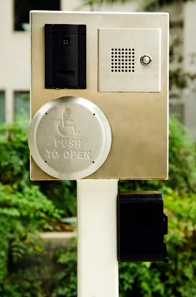 Appuyez sur pour ouvrir le bouton handicapé — Photo