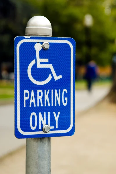 Handicap parking uniquement signe — Photo