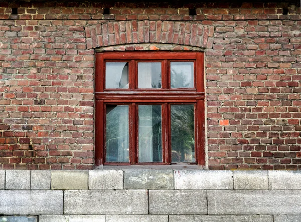 Fenster in einer roten Backsteinmauer — Stockfoto