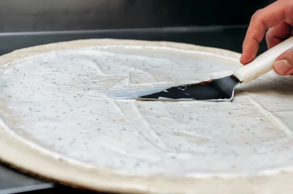 Pizzateig mit weißer Sauce — Stockfoto