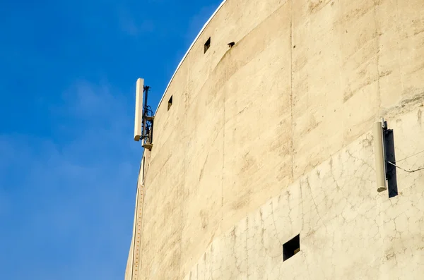 Антенна сотового телефона на здании — стоковое фото