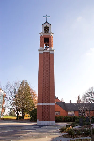 Vysoká kostelní věž na univerzitní kampus — Stock fotografie