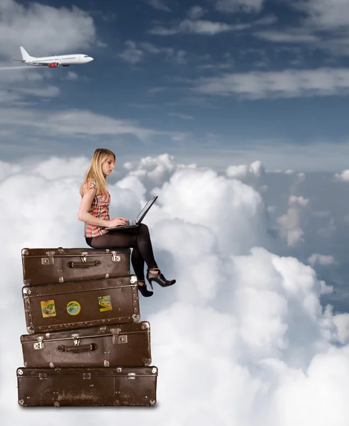 スーツケースに美しい金髪の女性 — ストック写真
