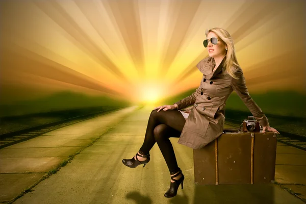 Schöne blonde Frau mit Koffer — Stockfoto