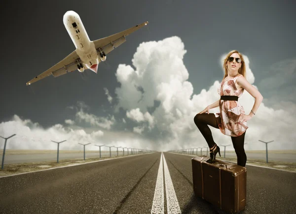Mooie blonde vrouw met koffer — Stockfoto