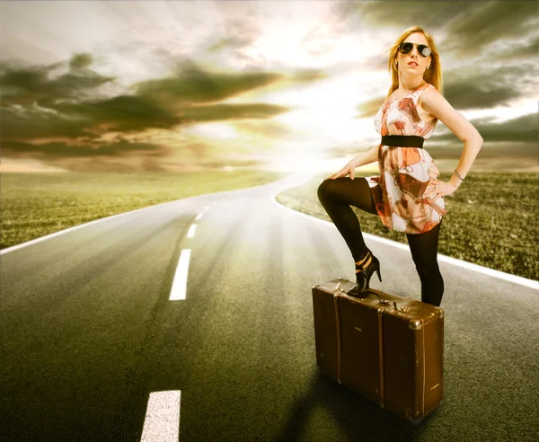 Vacker blond kvinna med resväska — Stockfoto