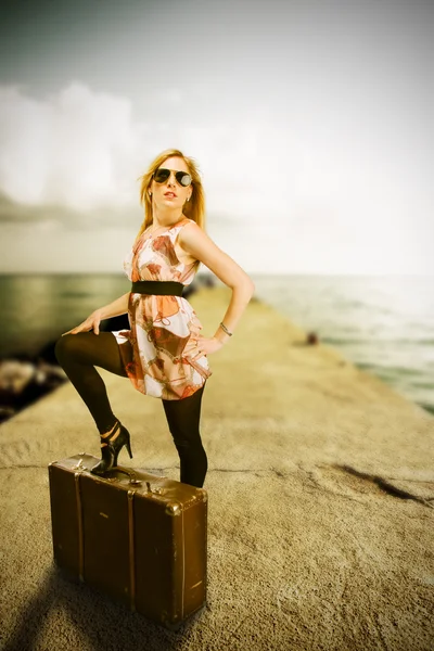 Schöne blonde Frau mit Koffer — Stockfoto