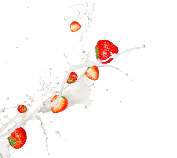 Erdbeeren im Milchspritzer — Stockfoto