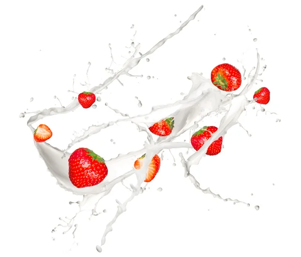 Fresas en salpicaduras de leche — Foto de Stock