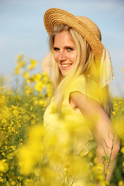 Attraktiv blond flicka stående — Stockfoto
