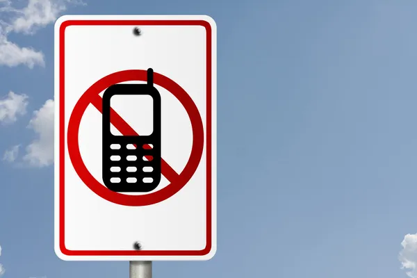 Никаких сотовых телефонов во время вождения — стоковое фото