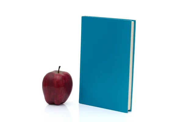 Μπλε βιβλίο με ένα μήλο — Φωτογραφία Αρχείου