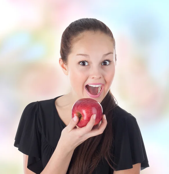 Genç kırmızı bir elma yemek eğlenceli — Stok fotoğraf