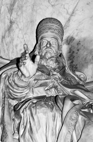 教皇在梵蒂冈的雕像 — 图库照片