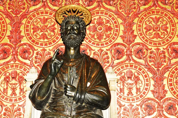 在梵蒂冈的圣彼得雕像 — 图库照片
