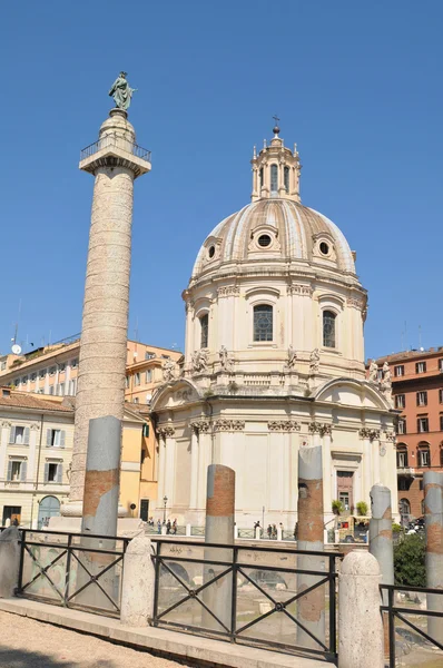 Колонна Траяна в Риме, Италия — стоковое фото