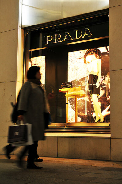 Магазин Prada в Гиндза, Токио

