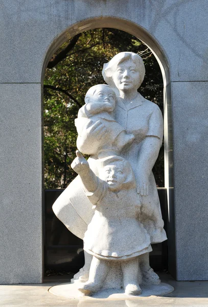 Mother and son statue — Stock Photo, Image