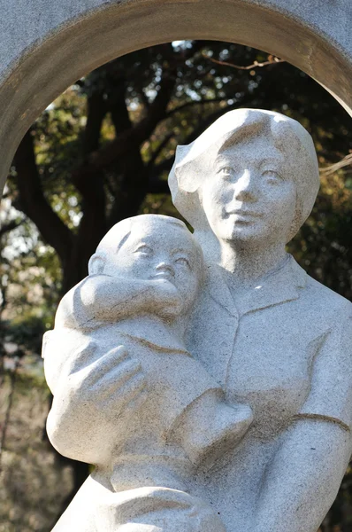 Posąg matki i syna — Zdjęcie stockowe