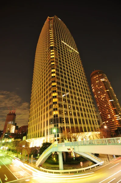 밤에 고층 빌딩 — 스톡 사진