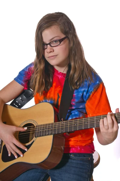 십 대 소녀 연주 기타 — 스톡 사진