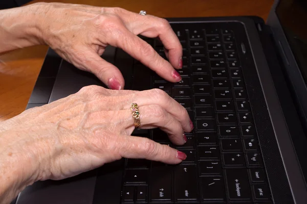 Senior cidadão mãos no teclado — Fotografia de Stock