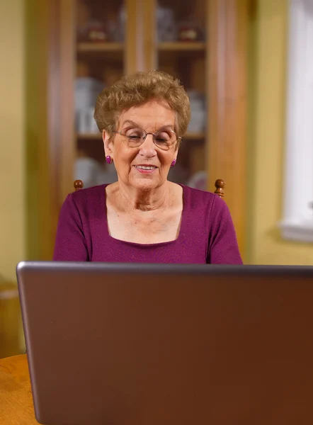 Senior citizen using laptop — Stock Photo, Image