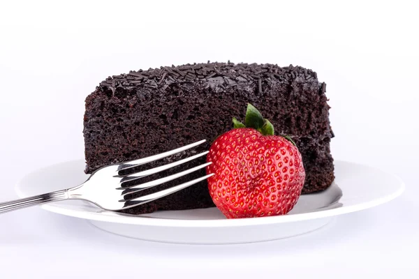 Scheibe Schokoladenkuchen mit Erdbeeren. — Stockfoto