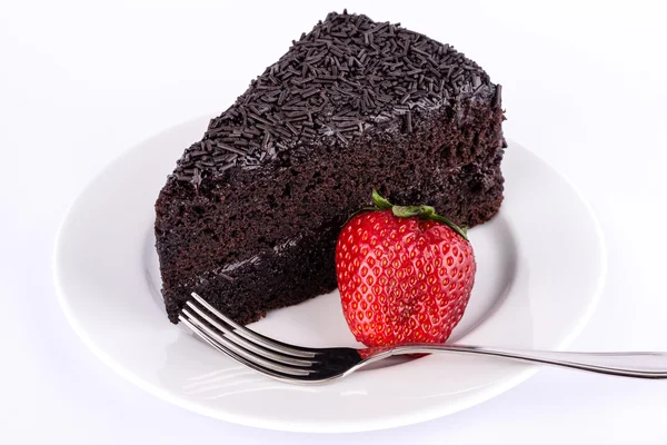 Plasterek ciasta czekoladowego z truskawkami. — Zdjęcie stockowe
