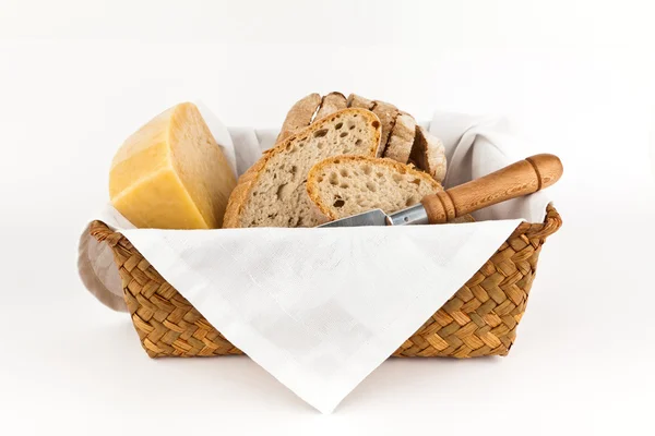Traditionelles Brot und Käse. — Stockfoto