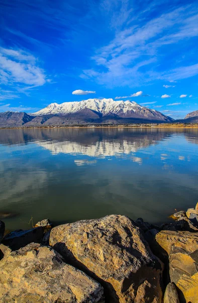 ユタ湖と山々 ストック画像