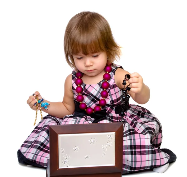 Маленькая девочка открывает коробку с бусами — стоковое фото