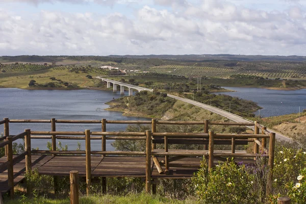 Bron i sjön alqueva — Stockfoto
