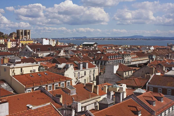 Üzerinde kırmızı çatılar-Lizbon — Stok fotoğraf