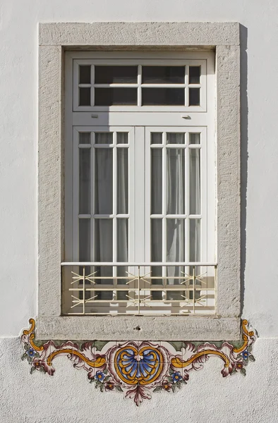 Dachówka w kolorze zdobione okna — Zdjęcie stockowe