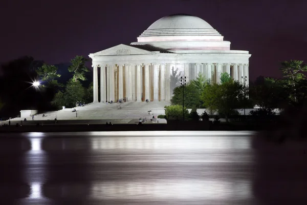 Jefferson memorial en getijde bekken avond — Stockfoto