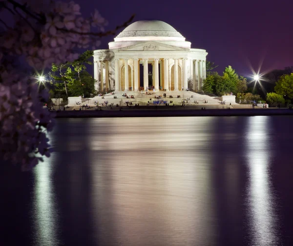 Вечір Jefferson Меморіал вишня цвітіння Tridal басейну — стокове фото