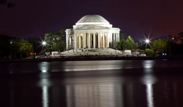 Jefferson memorial en getijde bekken avond — Stockfoto