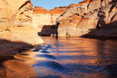 Turuncu antilop Kanyonu mavi su yansıma lake powell arizona