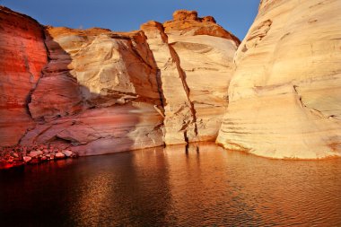 Turuncu pembe antilop Kanyonu yansıma lake powell arizona