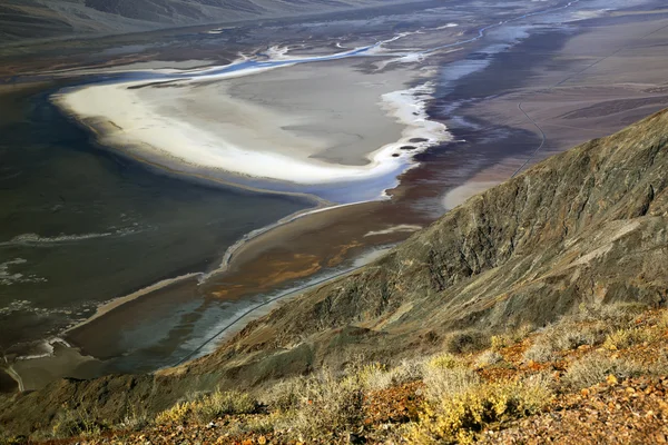 Badwater z Dante w widoku z góry czarne doliny śmierci Nat — Zdjęcie stockowe