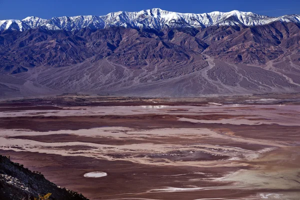 Badwater aus Dante-Sicht mit panaminthischen Bergen Death Valley na — Stockfoto